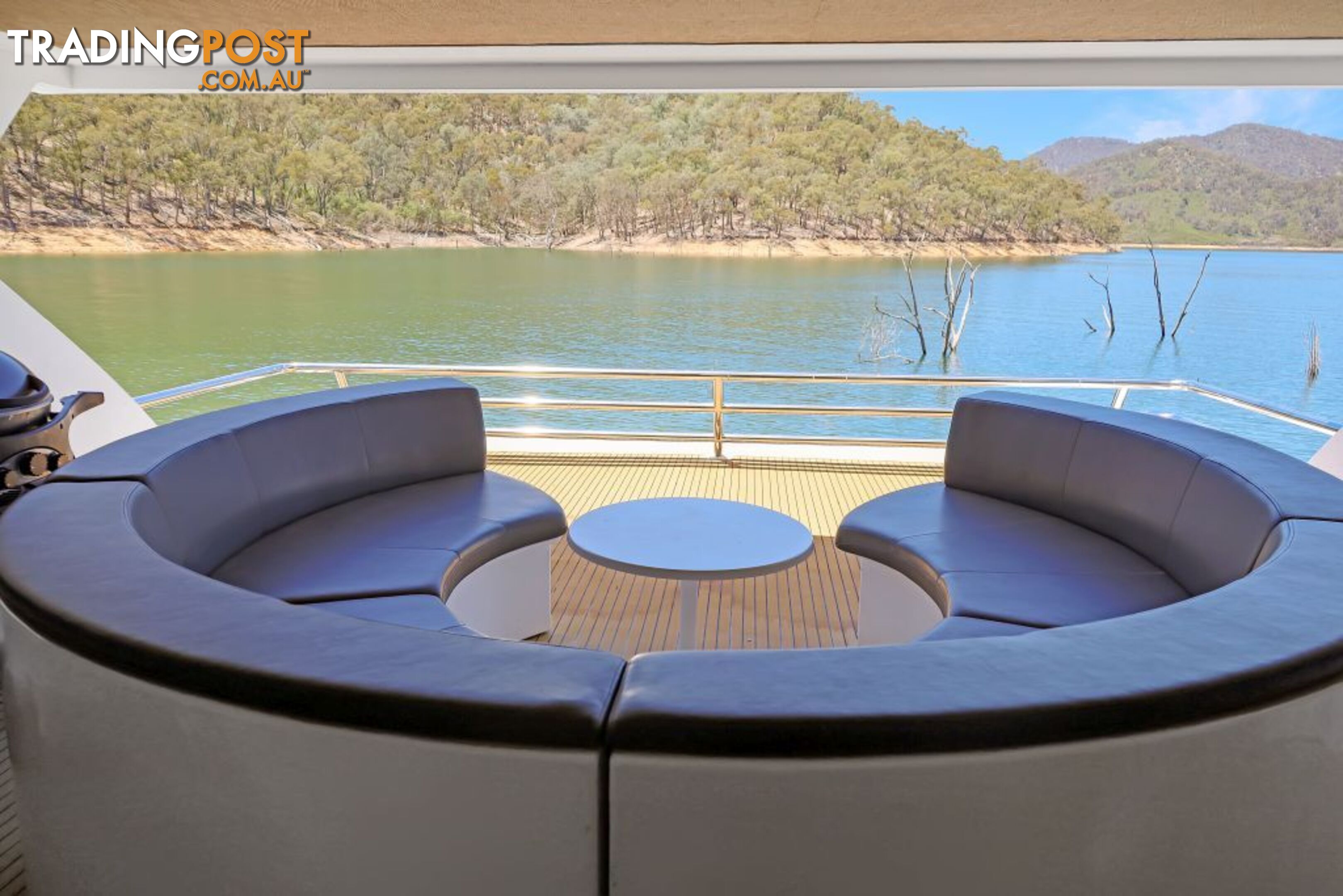 Leading Edge Houseboat Holiday Home on Lake Eildon