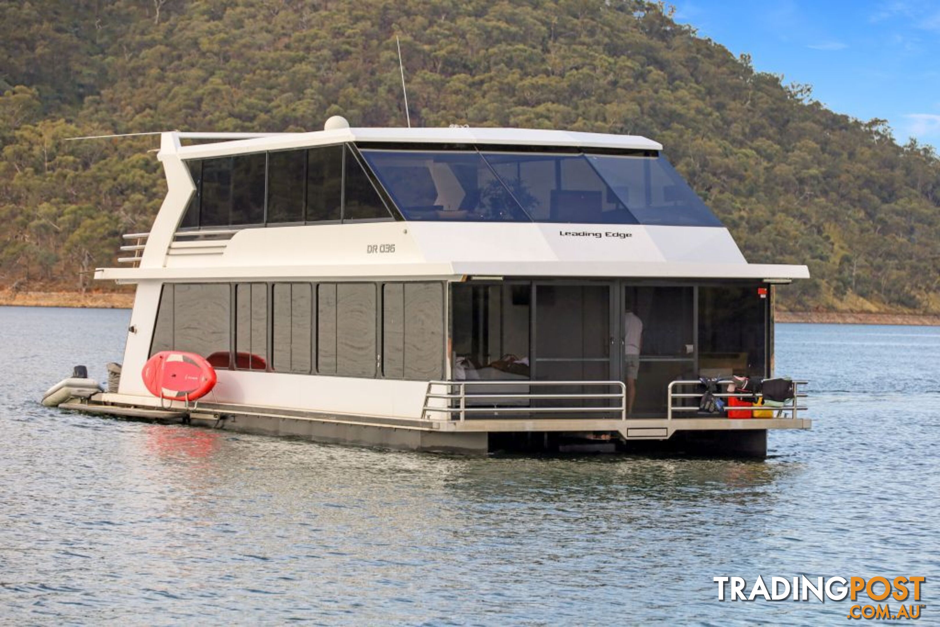 Leading Edge Houseboat Holiday Home on Lake Eildon