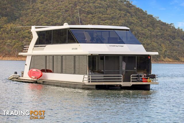 Leading Edge Houseboat Holiday Home on Lake Eildon