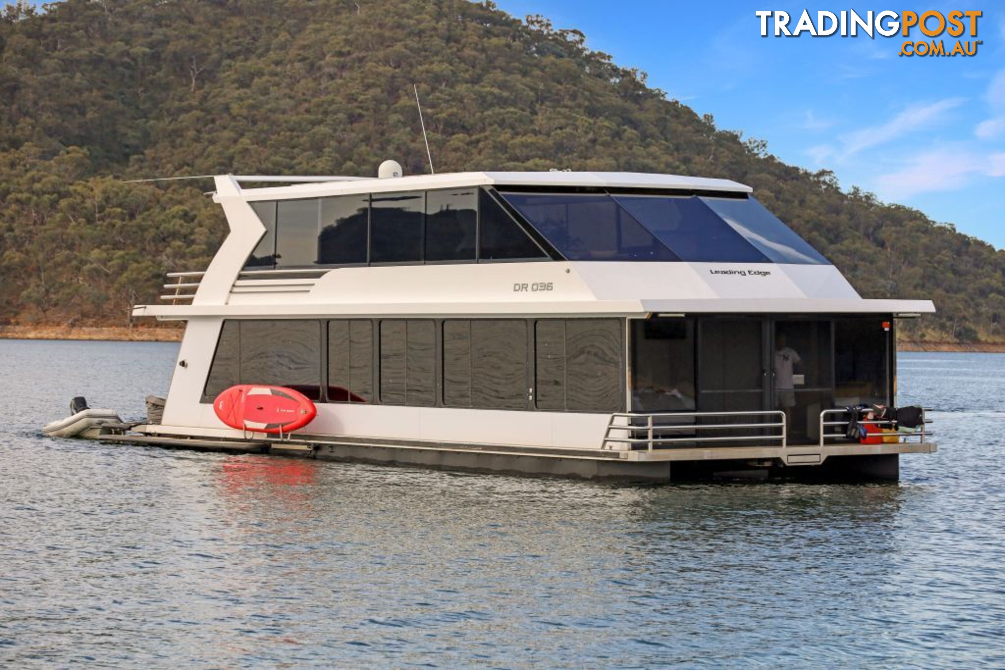 Leading Edge Houseboat Holiday Home on Lake Eildon