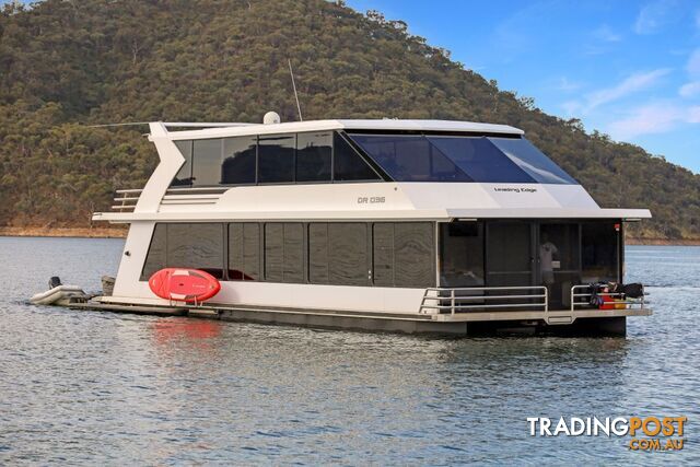 Leading Edge Houseboat Holiday Home on Lake Eildon