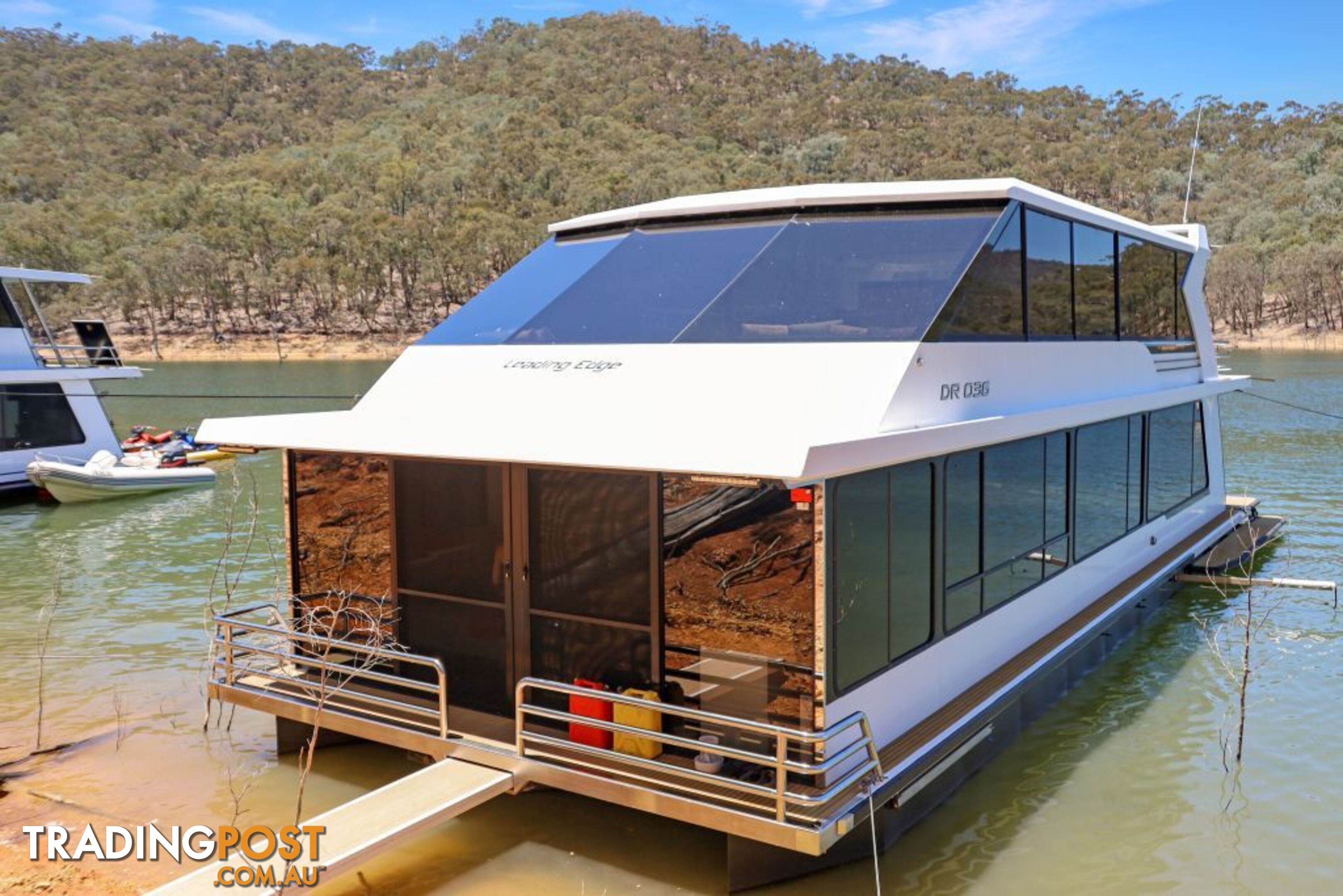 Leading Edge Houseboat Holiday Home on Lake Eildon