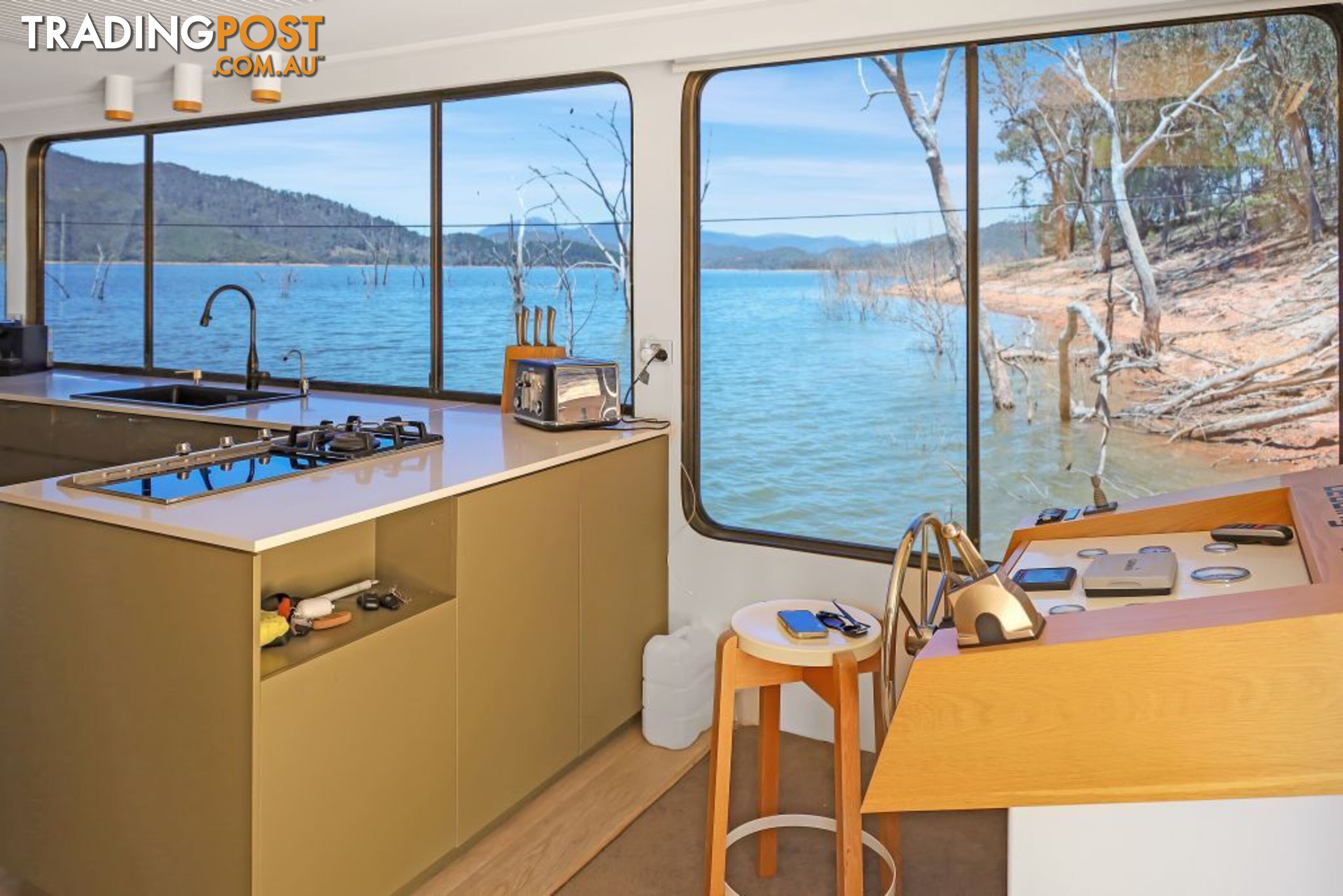 Leading Edge Houseboat Holiday Home on Lake Eildon