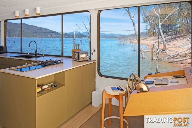 Leading Edge Houseboat Holiday Home on Lake Eildon