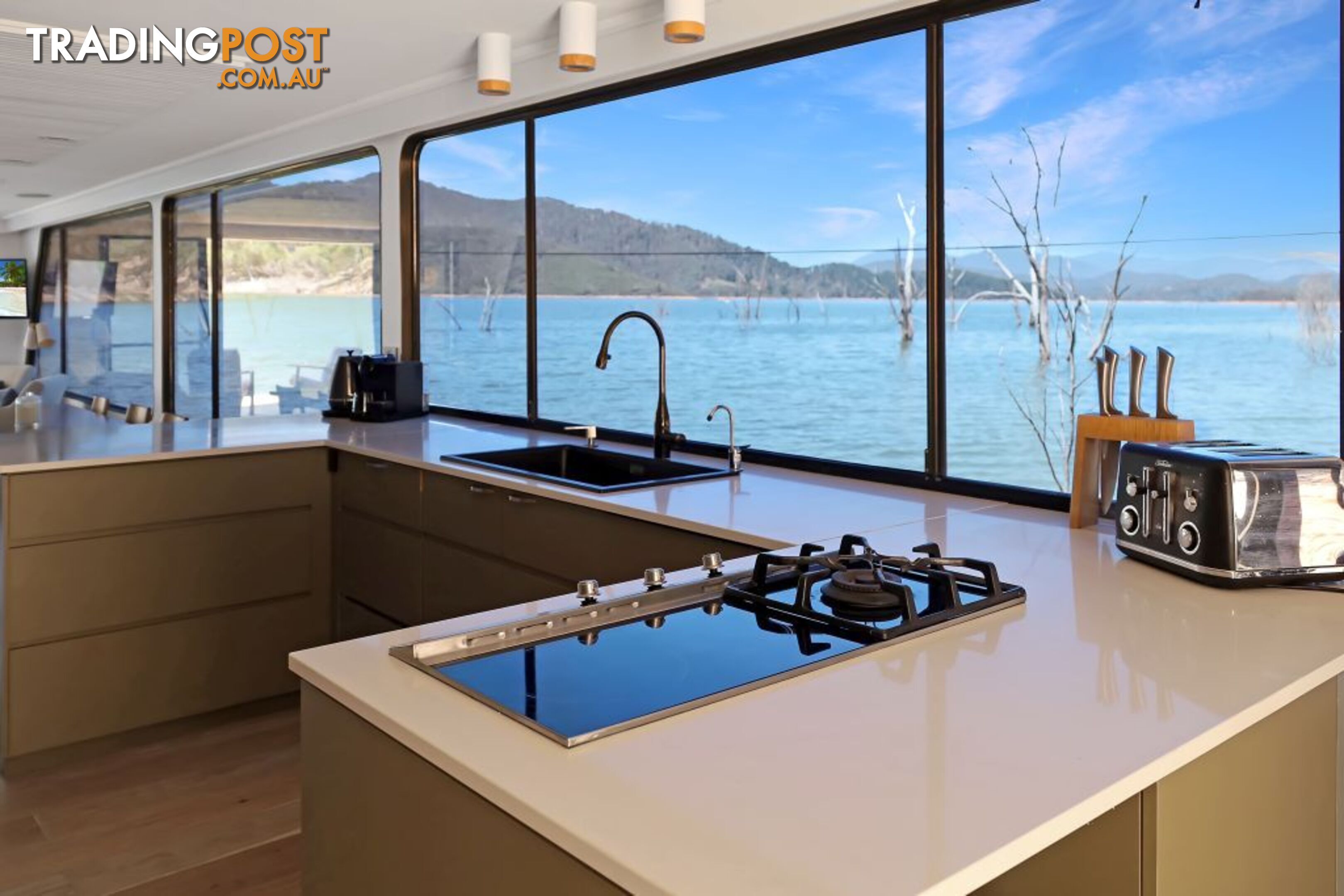 Leading Edge Houseboat Holiday Home on Lake Eildon