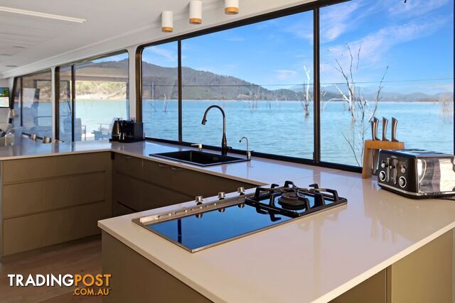 Leading Edge Houseboat Holiday Home on Lake Eildon