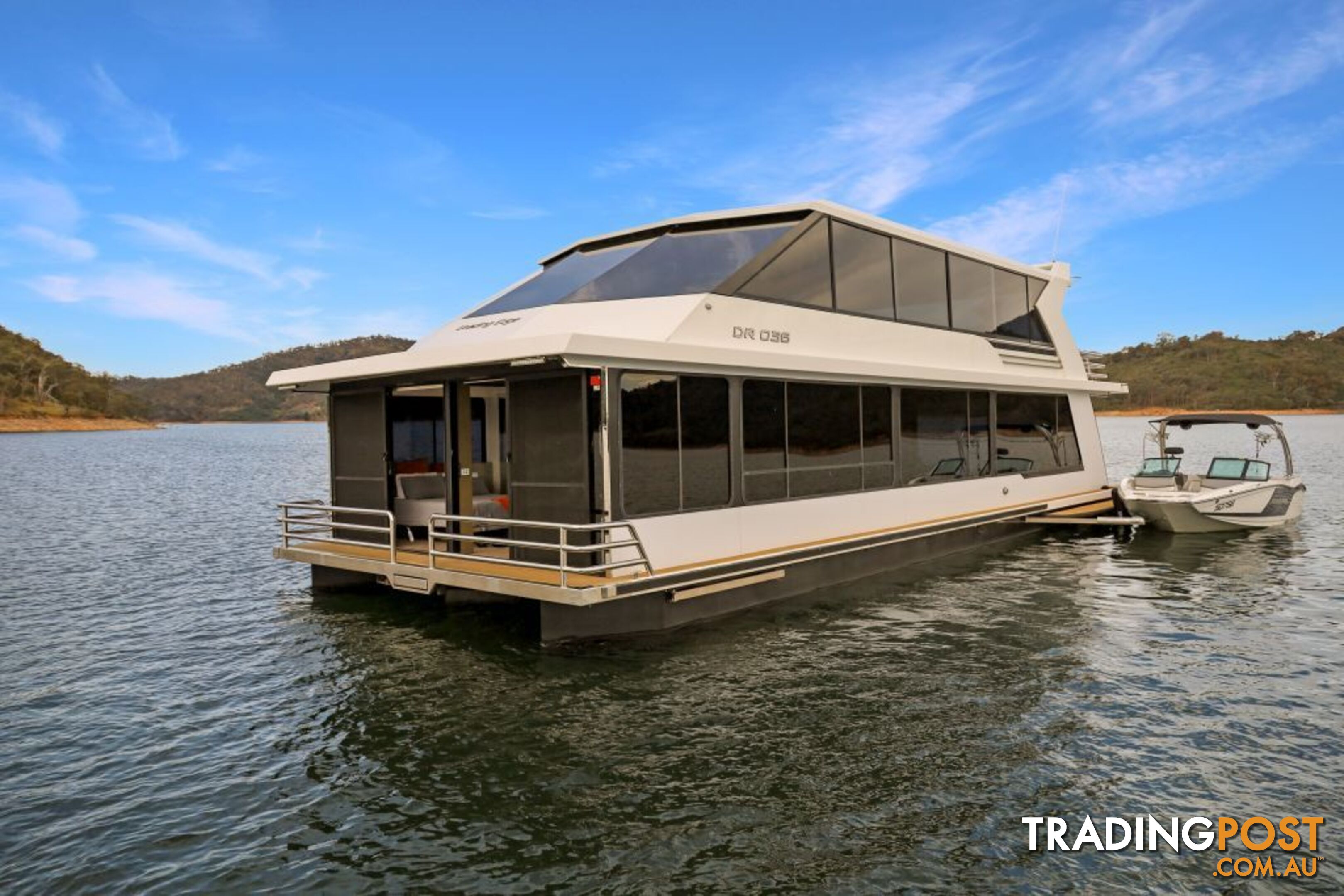 Leading Edge Houseboat Holiday Home on Lake Eildon