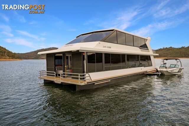 Leading Edge Houseboat Holiday Home on Lake Eildon