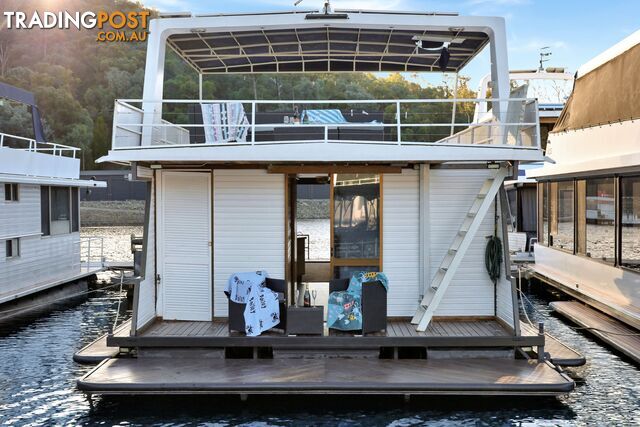 Charisma Houseboat Holiday Home at Lake Eildon