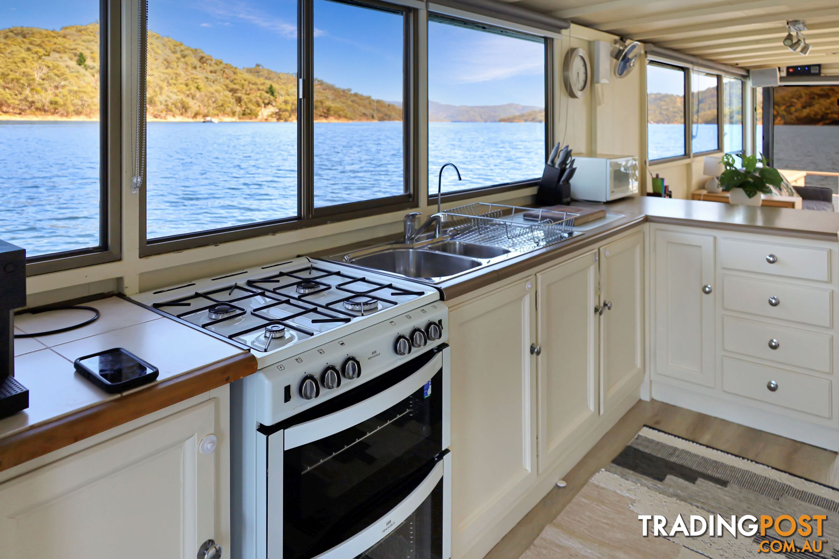 Halycon Daze Houseboat Holiday Home @ Lake Eildon