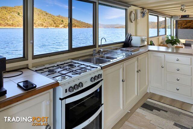 Halycon Daze Houseboat Holiday Home @ Lake Eildon