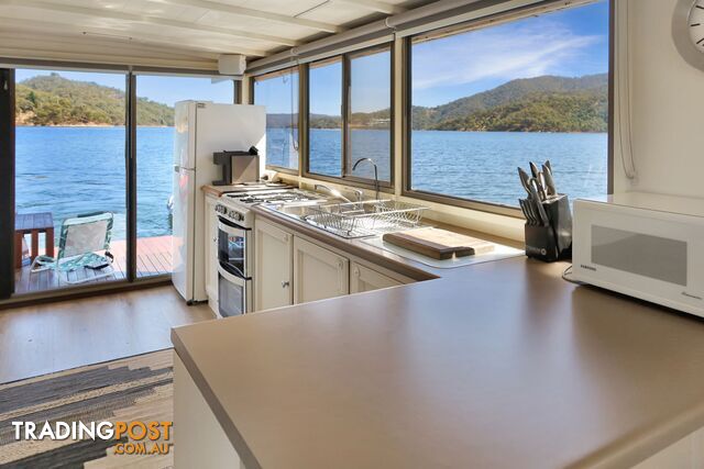 Halycon Daze Houseboat Holiday Home @ Lake Eildon