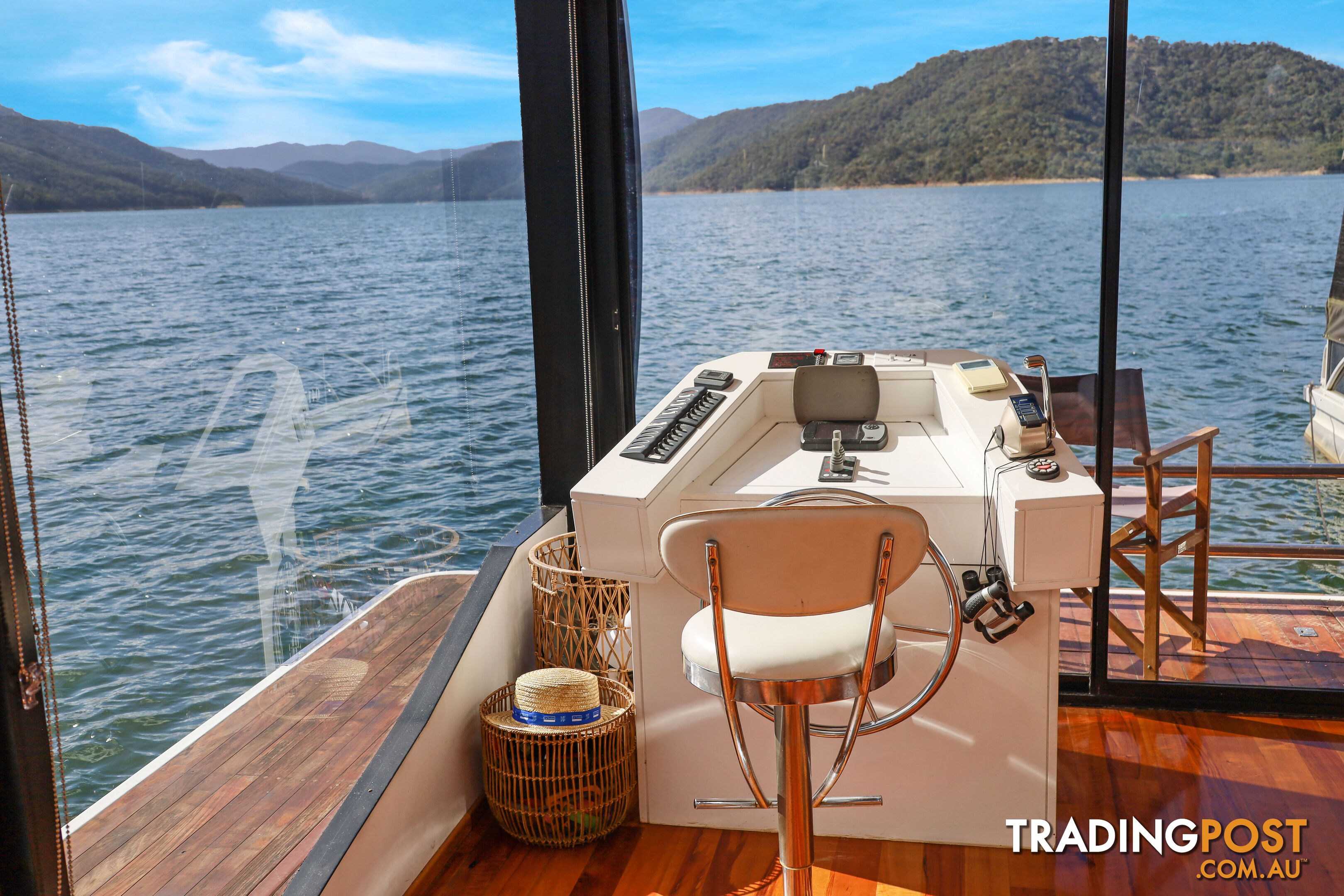 WOW Houseboat Holiday Home on Lake Eildon