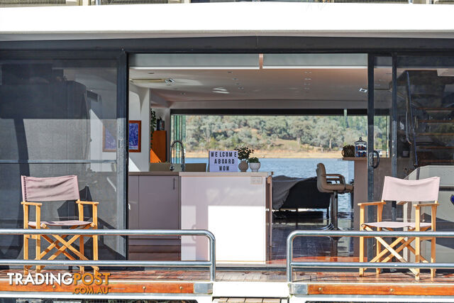 WOW Houseboat Holiday Home on Lake Eildon