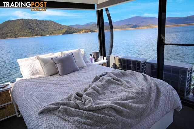 WOW Houseboat Holiday Home on Lake Eildon