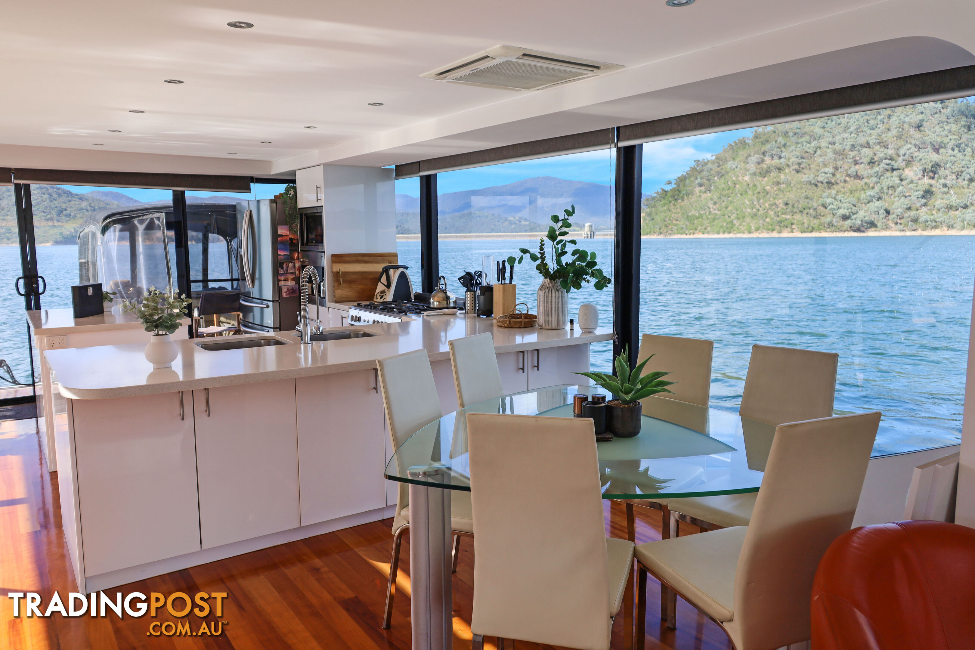 WOW Houseboat Holiday Home on Lake Eildon