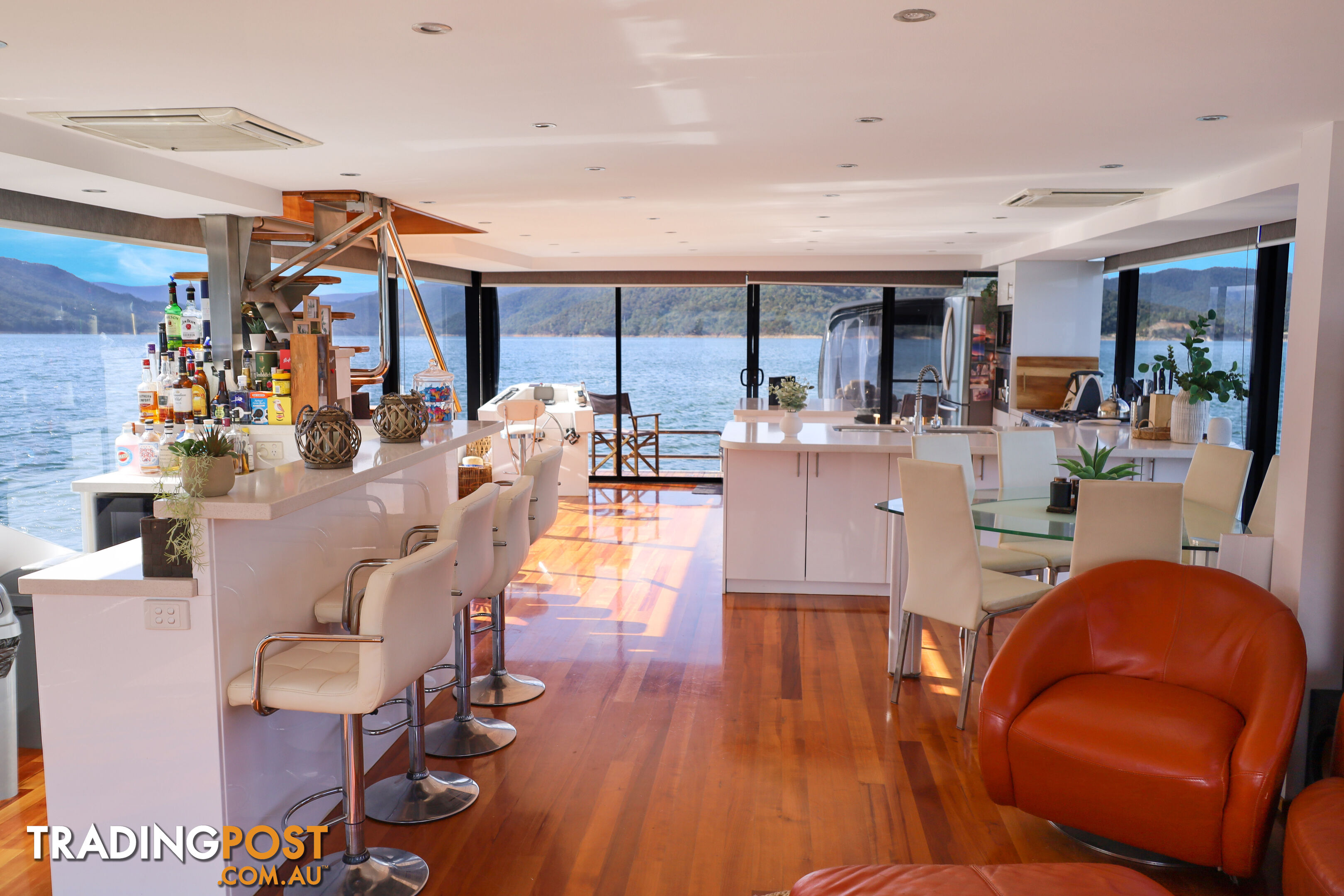 WOW Houseboat Holiday Home on Lake Eildon