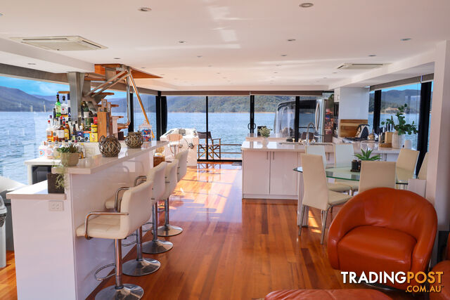 WOW Houseboat Holiday Home on Lake Eildon