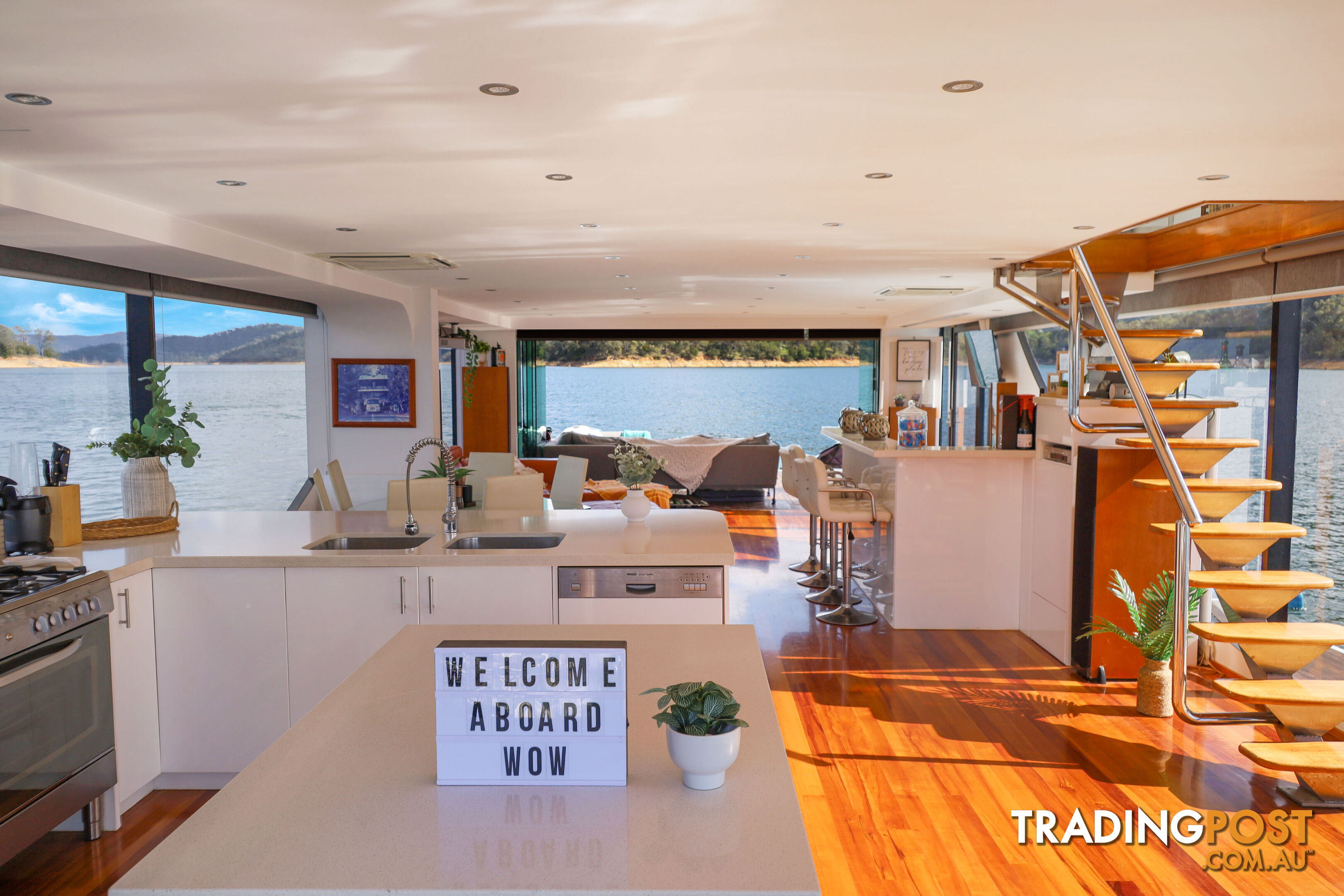 WOW Houseboat Holiday Home on Lake Eildon