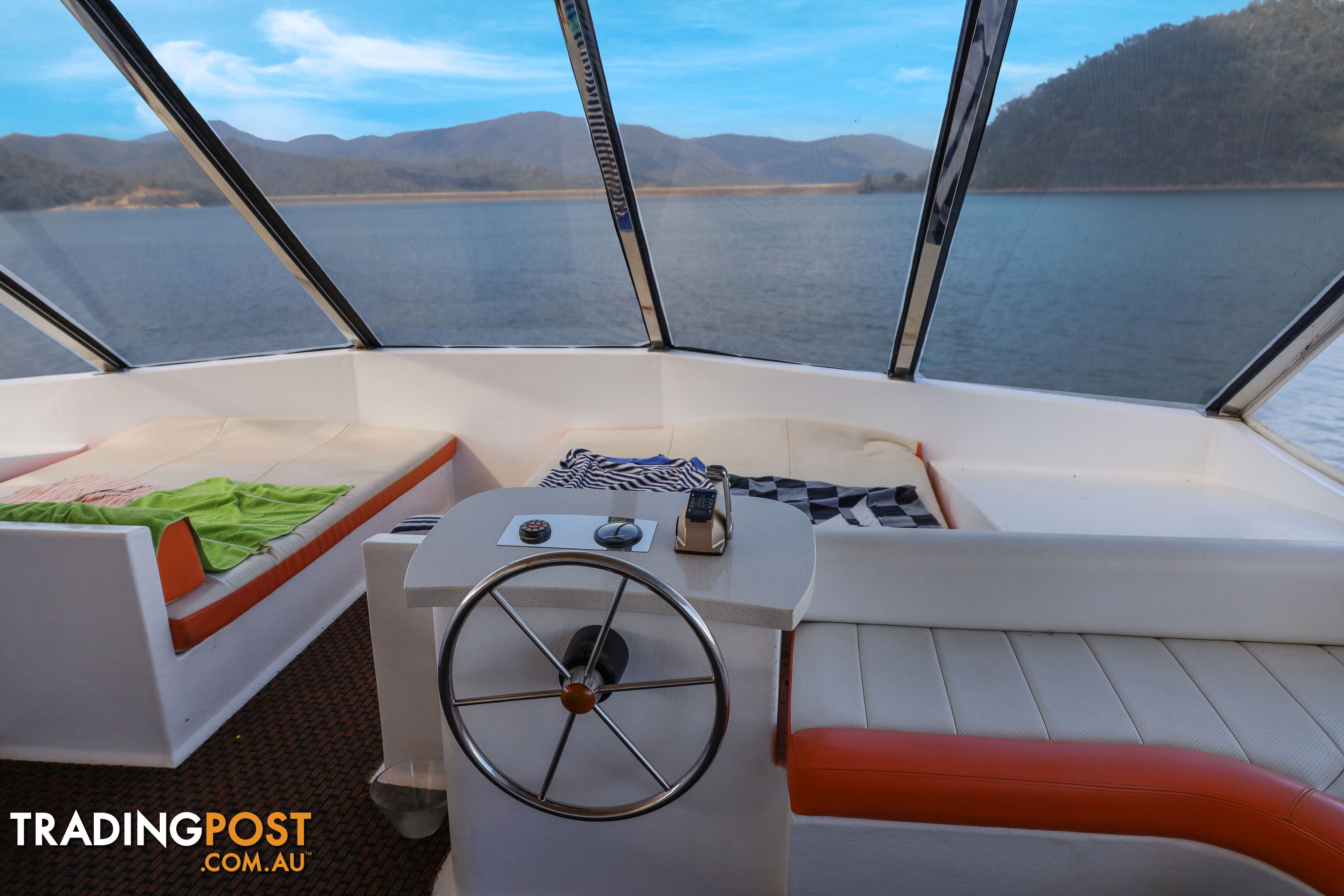 WOW Houseboat Holiday Home on Lake Eildon