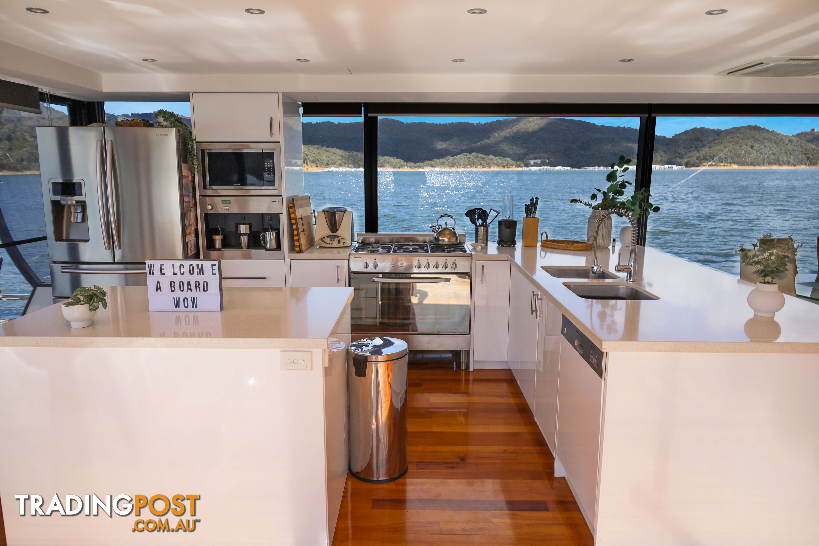 WOW Houseboat Holiday Home on Lake Eildon