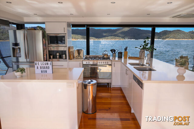 WOW Houseboat Holiday Home on Lake Eildon