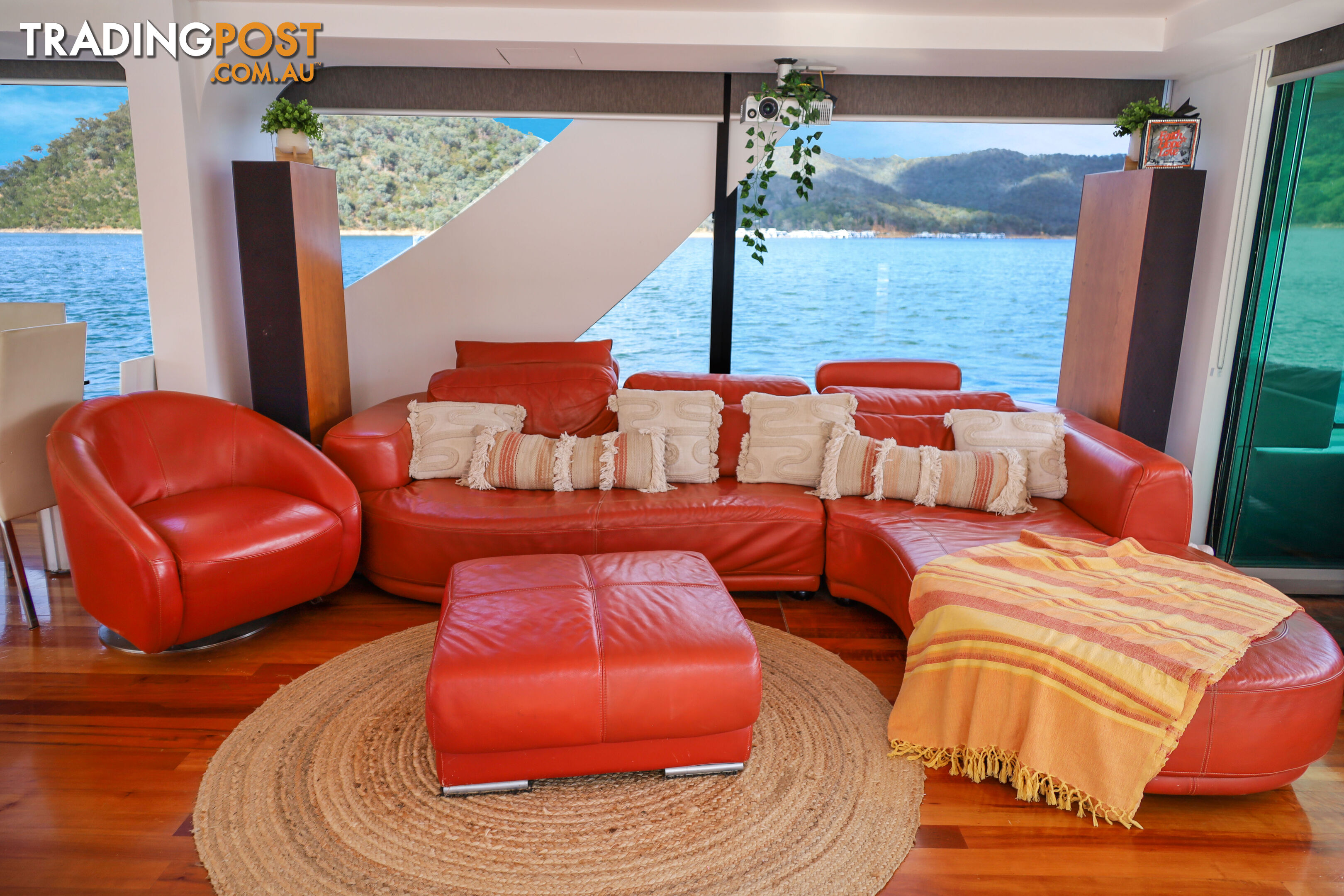 WOW Houseboat Holiday Home on Lake Eildon