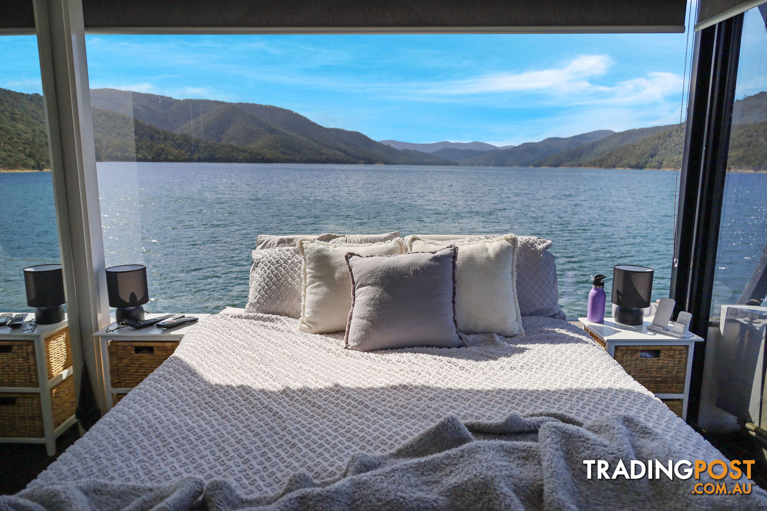 WOW Houseboat Holiday Home on Lake Eildon