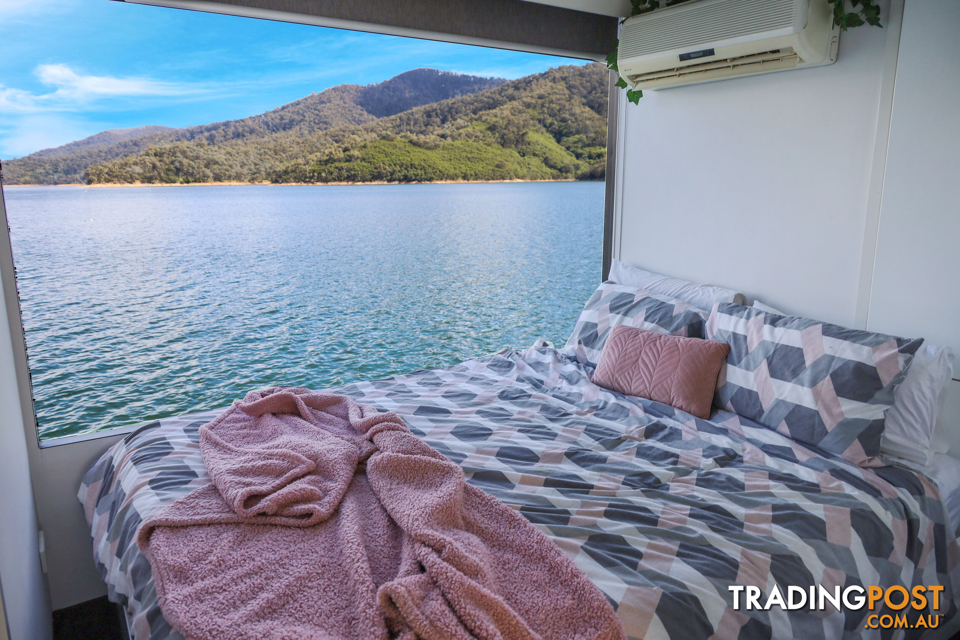 WOW Houseboat Holiday Home on Lake Eildon