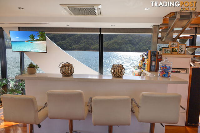 WOW Houseboat Holiday Home on Lake Eildon