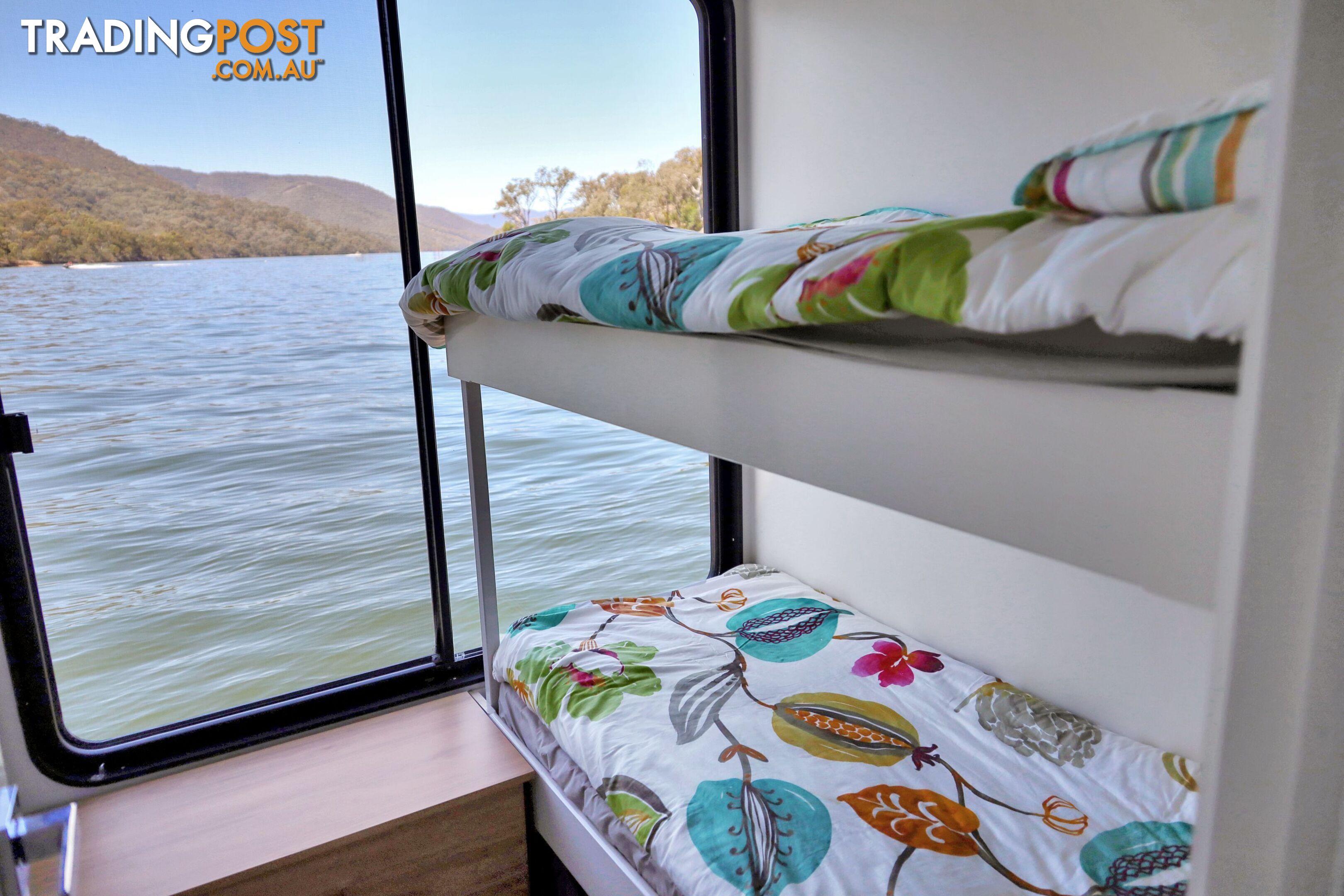 PowerPlay Houseboat Holiday Home on Lake Eildon