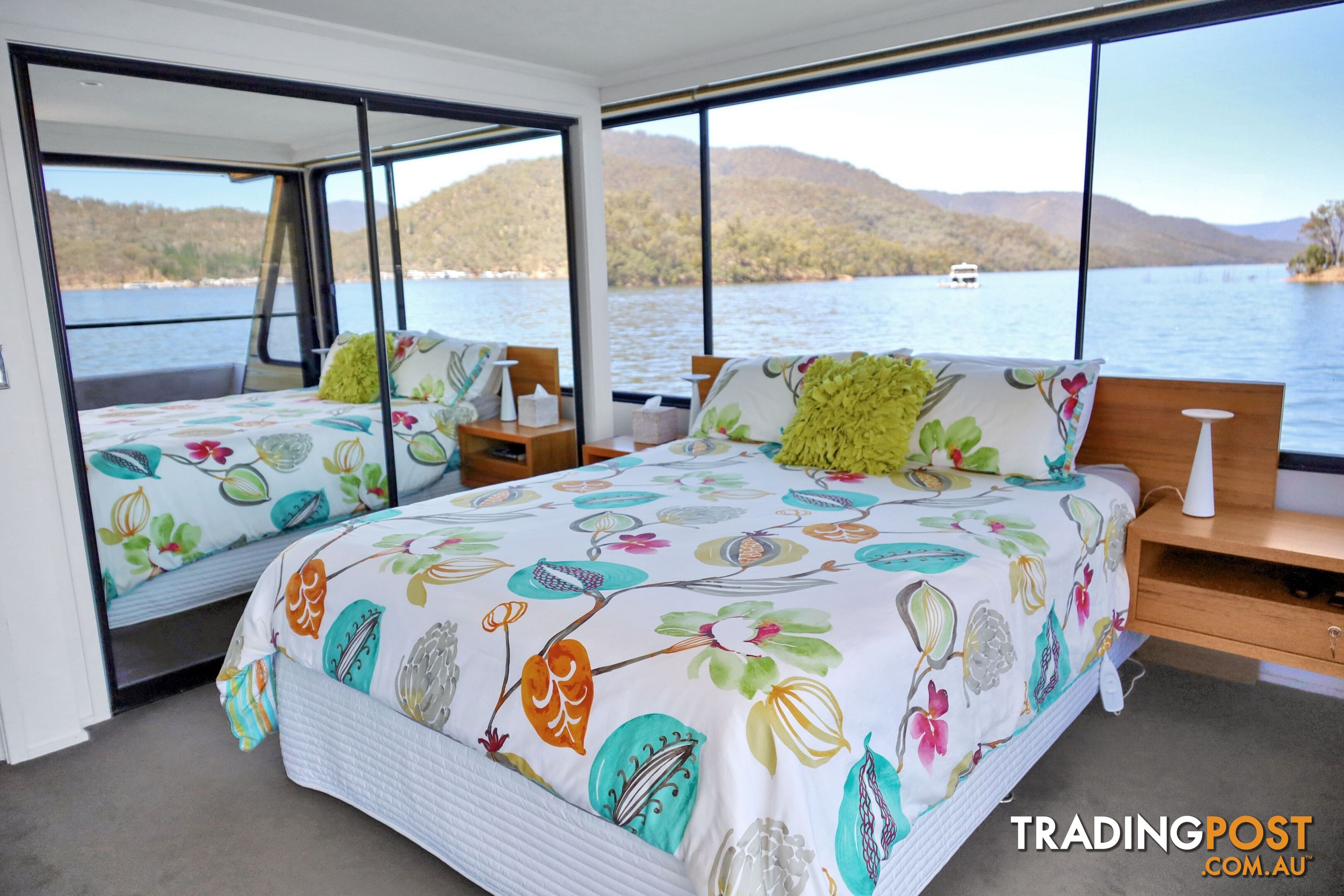 PowerPlay Houseboat Holiday Home on Lake Eildon