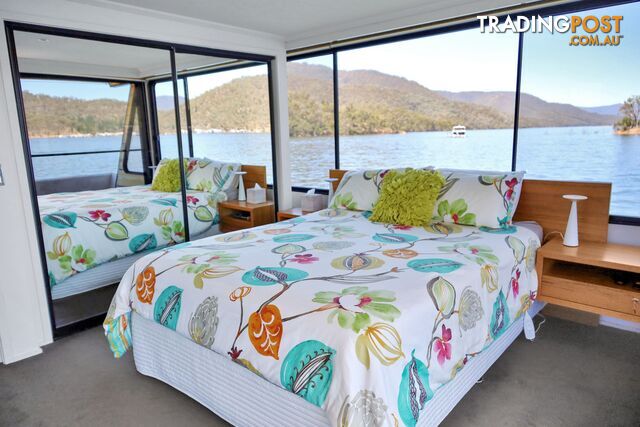 PowerPlay Houseboat Holiday Home on Lake Eildon