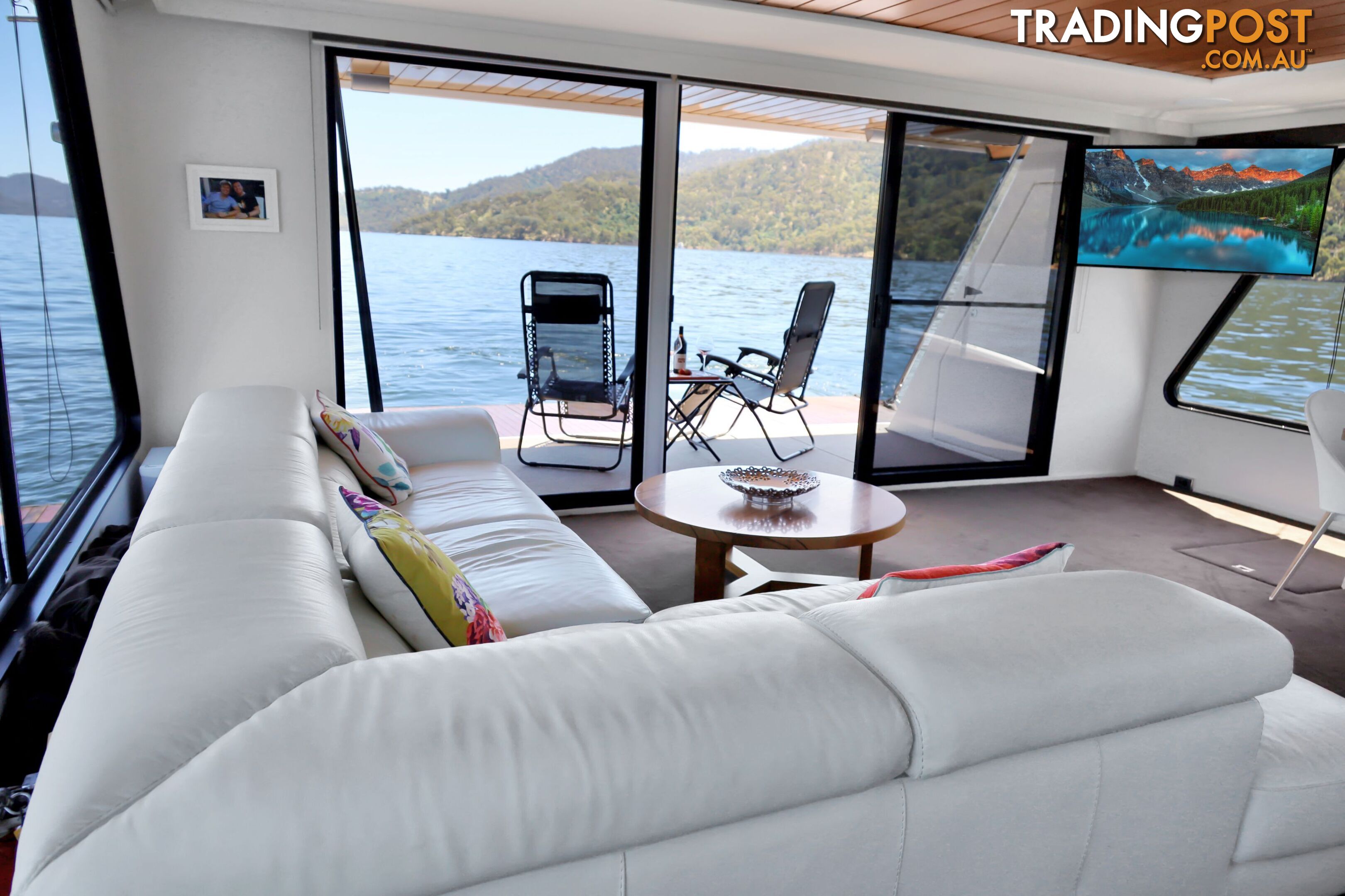 PowerPlay Houseboat Holiday Home on Lake Eildon