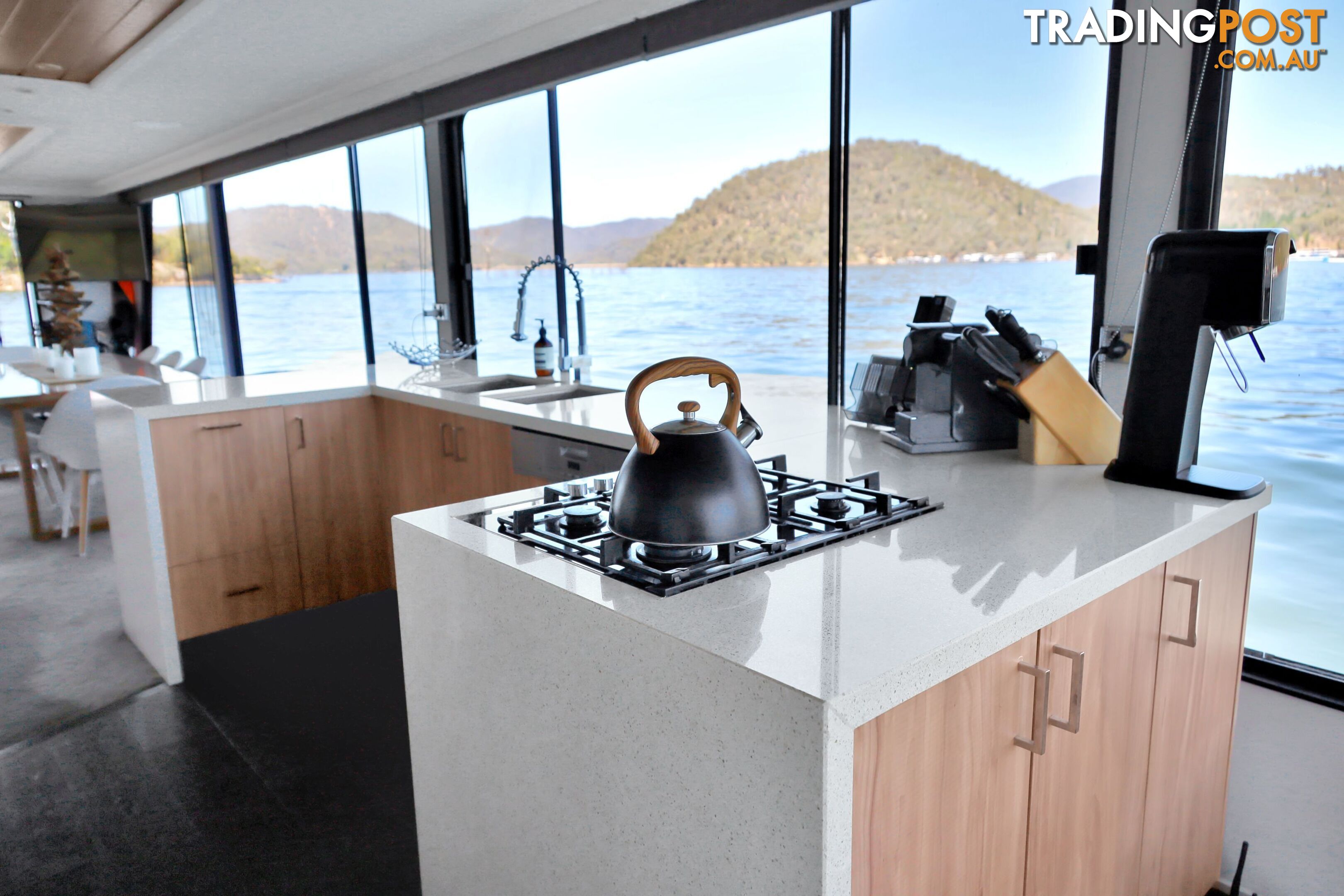 PowerPlay Houseboat Holiday Home on Lake Eildon