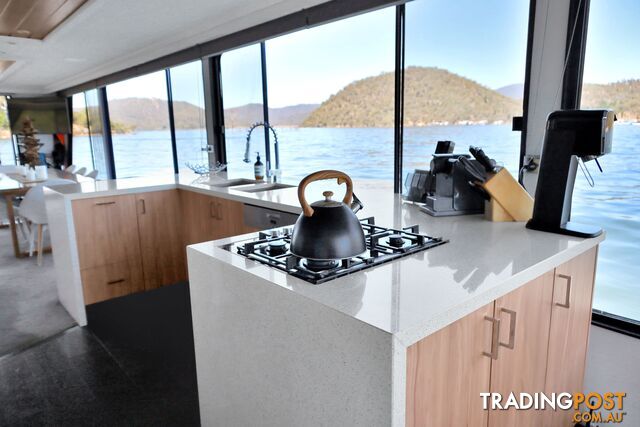 PowerPlay Houseboat Holiday Home on Lake Eildon