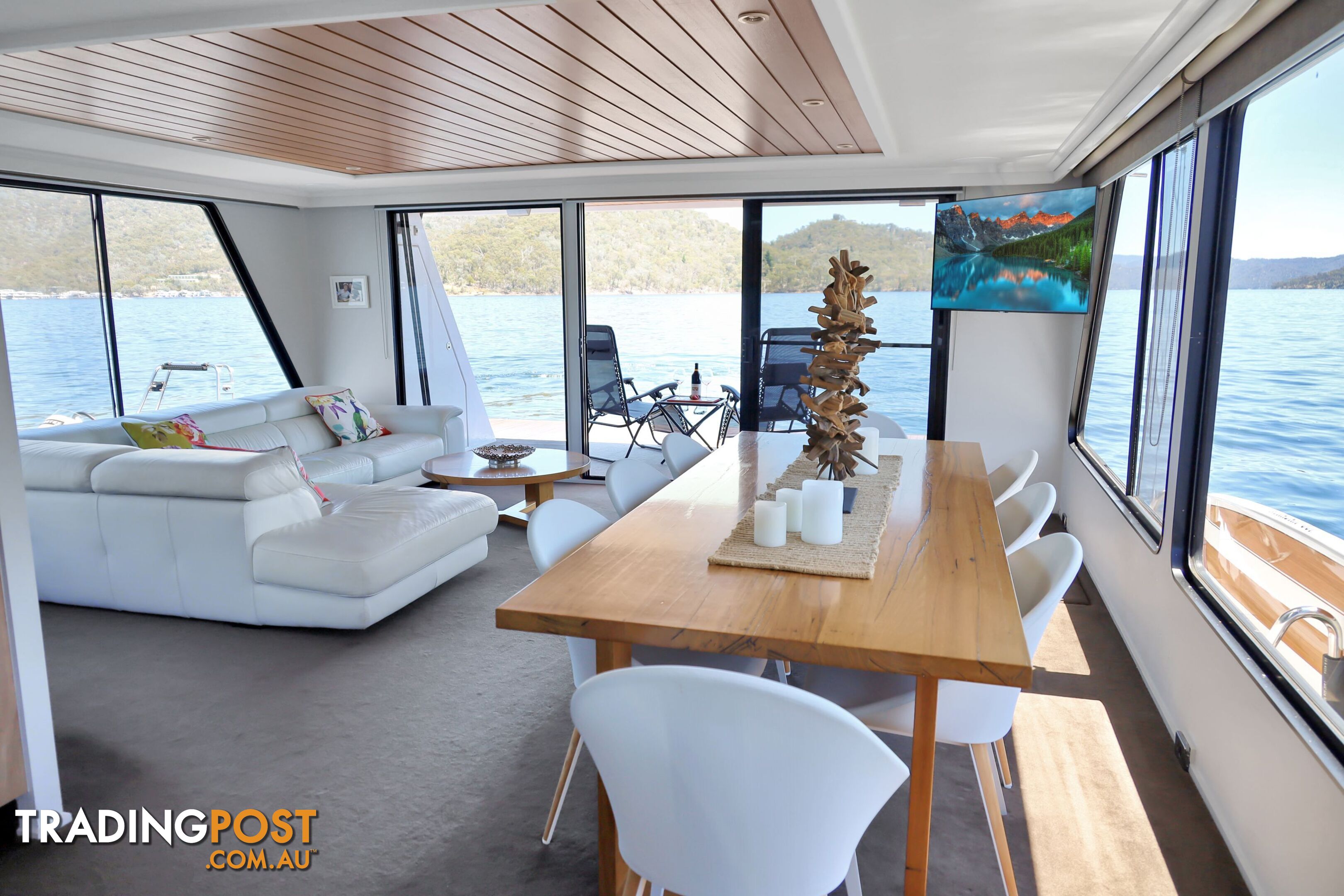 PowerPlay Houseboat Holiday Home on Lake Eildon