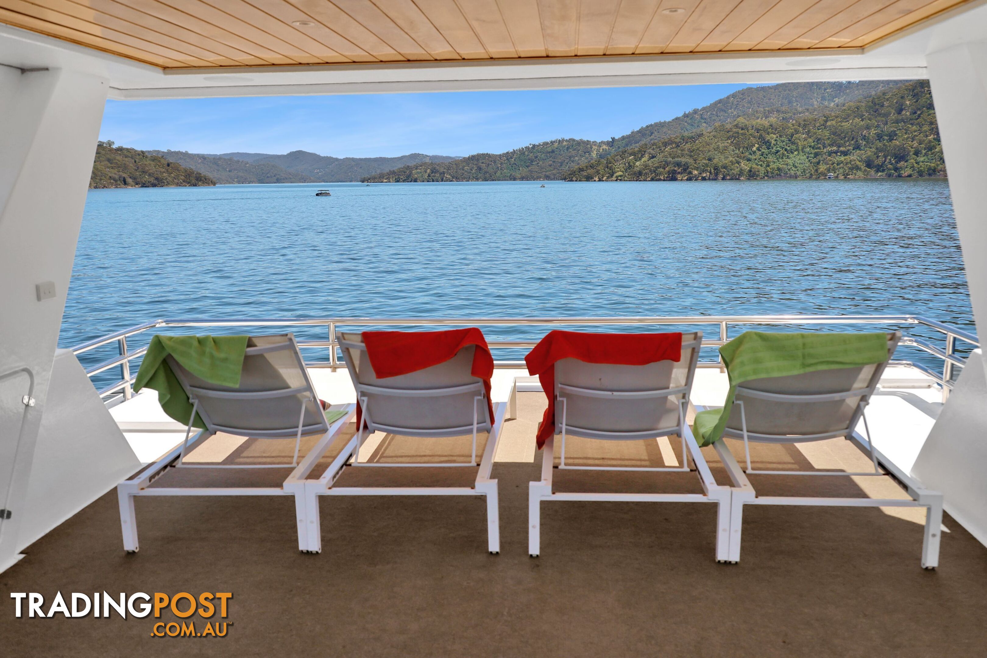 PowerPlay Houseboat Holiday Home on Lake Eildon