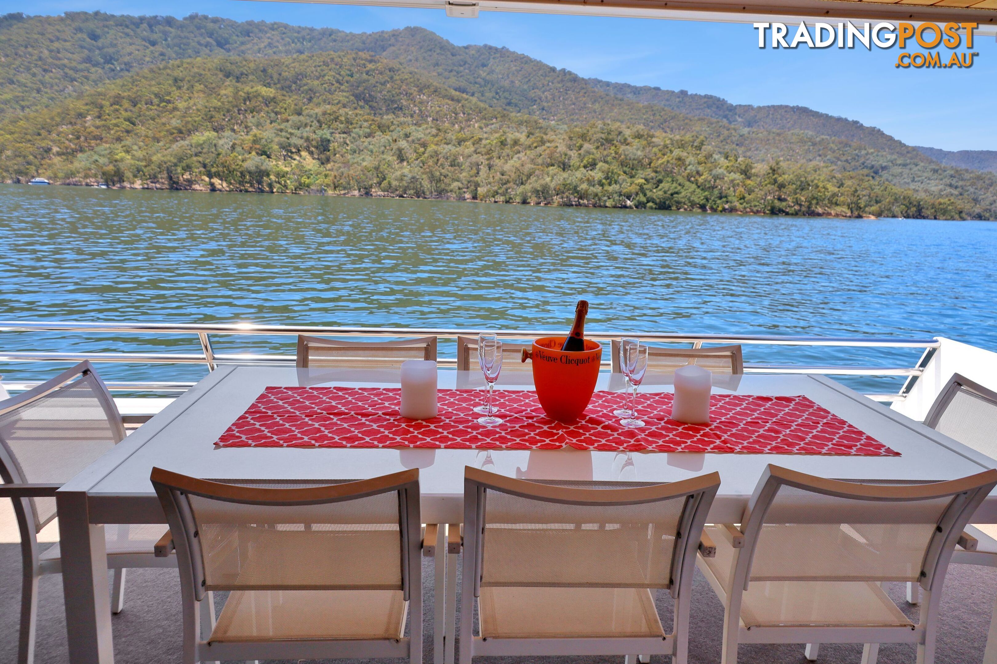 PowerPlay Houseboat Holiday Home on Lake Eildon