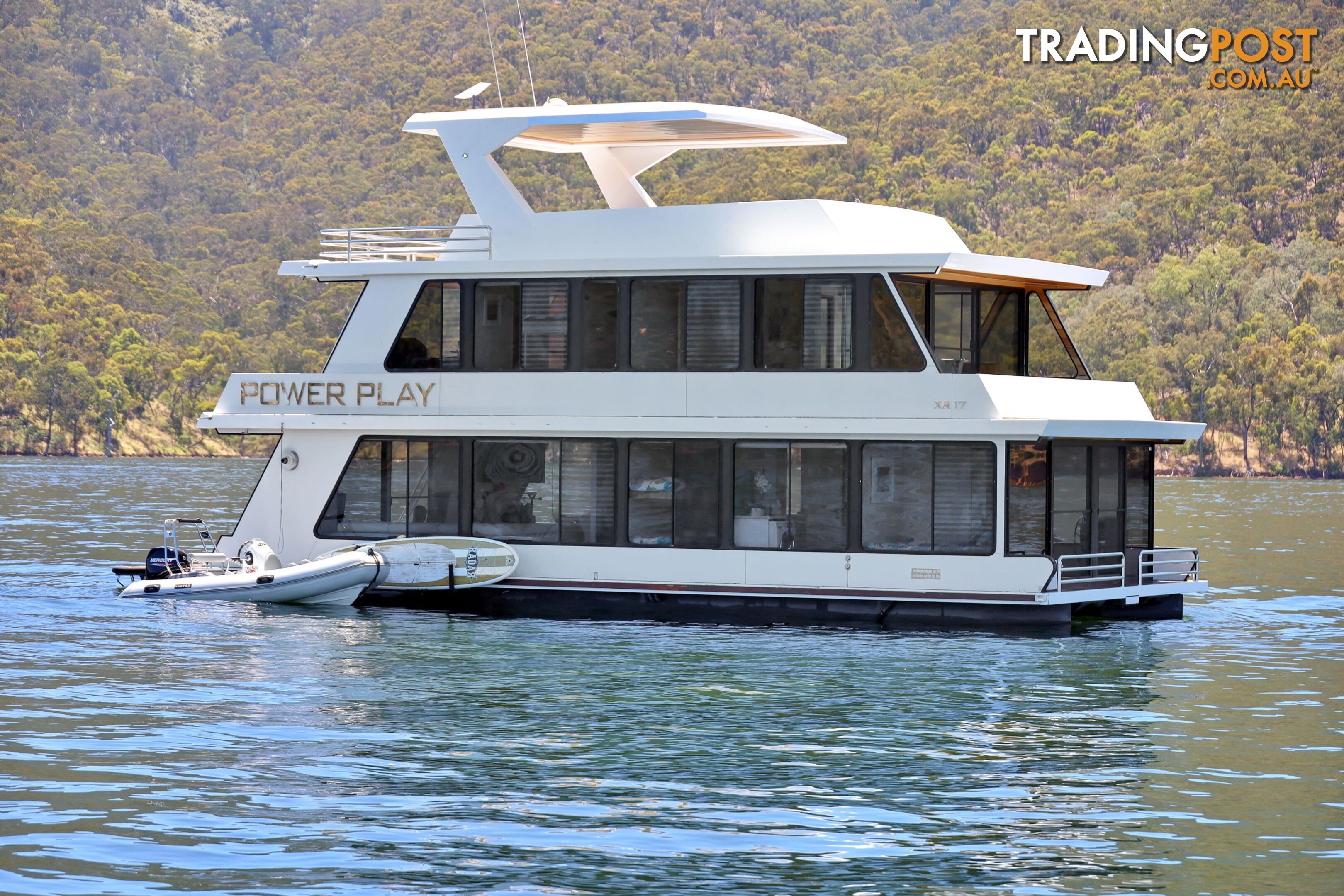 PowerPlay Houseboat Holiday Home on Lake Eildon