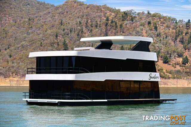 SUNLURE Houseboat Holiday Home on Lake Eildon - photo 4 of 30