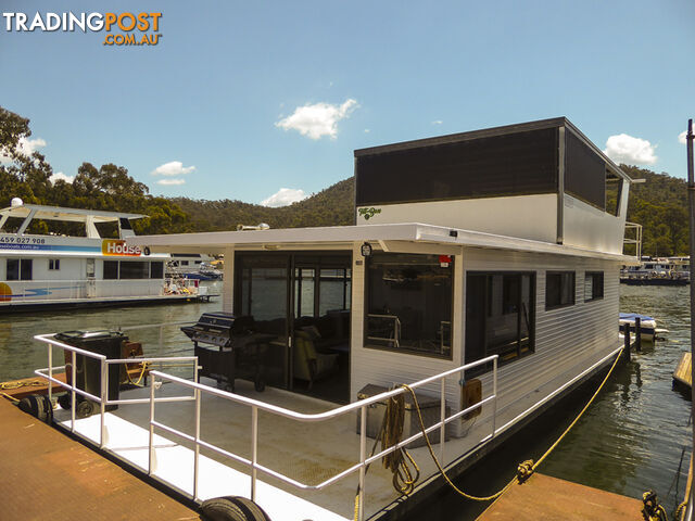 Tut Box Houseboat holiday home on Lake Eildon