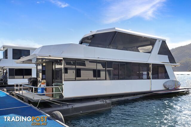 Boomerang Houseboat Holiday Home on Lake Eildon