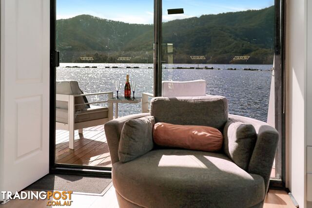 Boomerang Houseboat Holiday Home on Lake Eildon