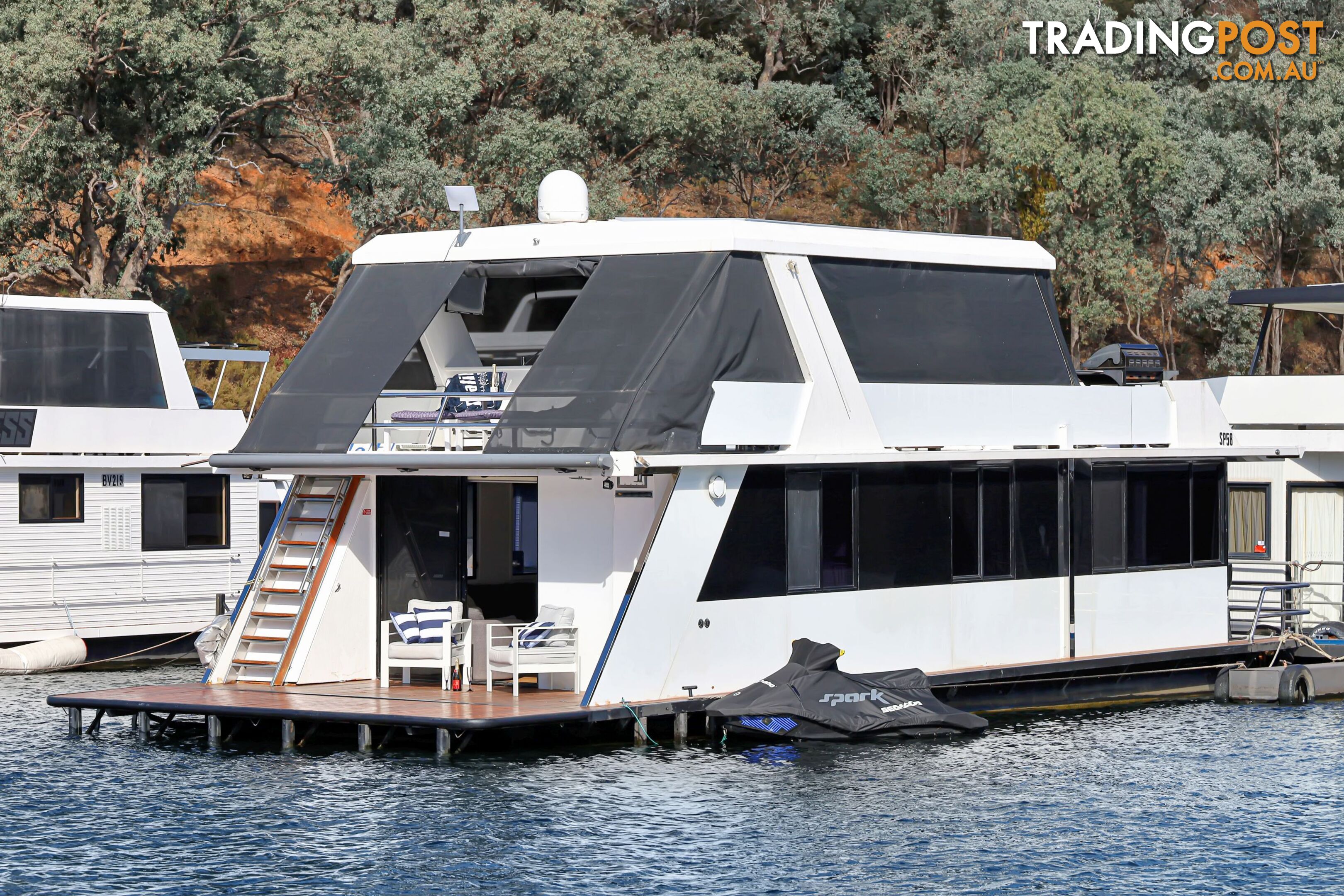 Boomerang Houseboat Holiday Home on Lake Eildon