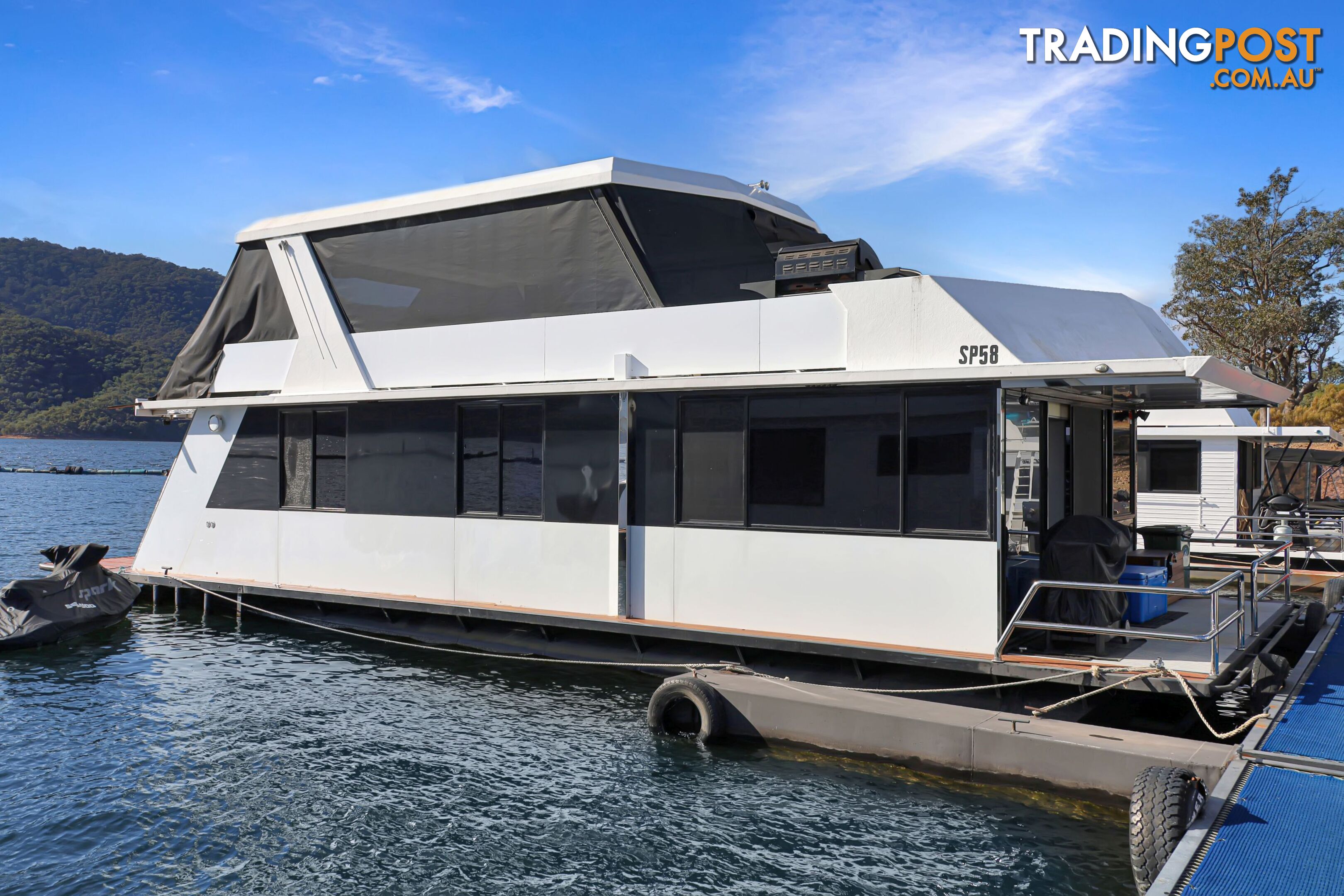 Boomerang Houseboat Holiday Home on Lake Eildon