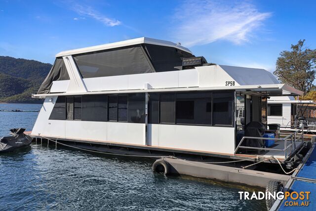 Boomerang Houseboat Holiday Home on Lake Eildon