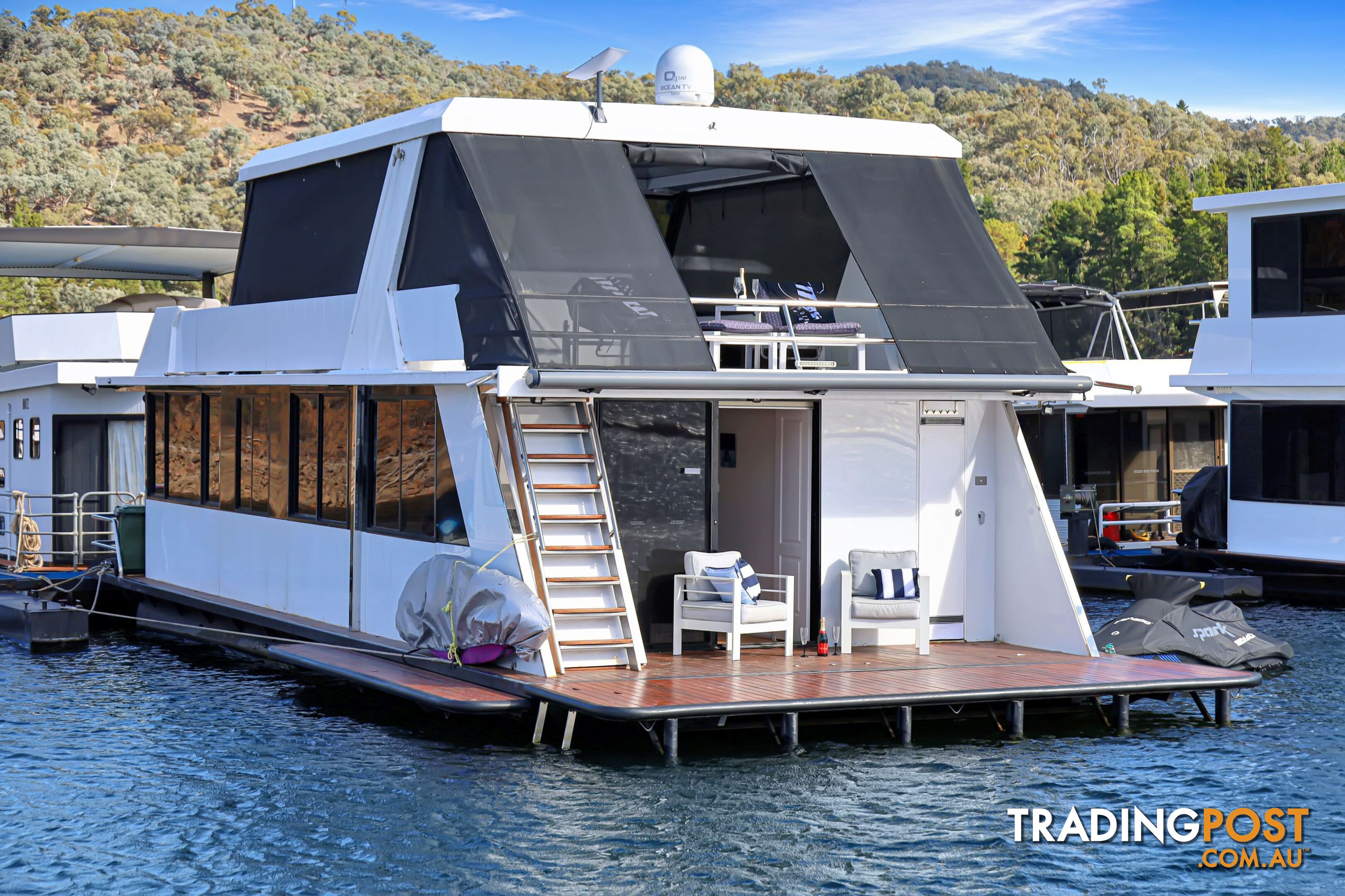 Boomerang Houseboat Holiday Home on Lake Eildon