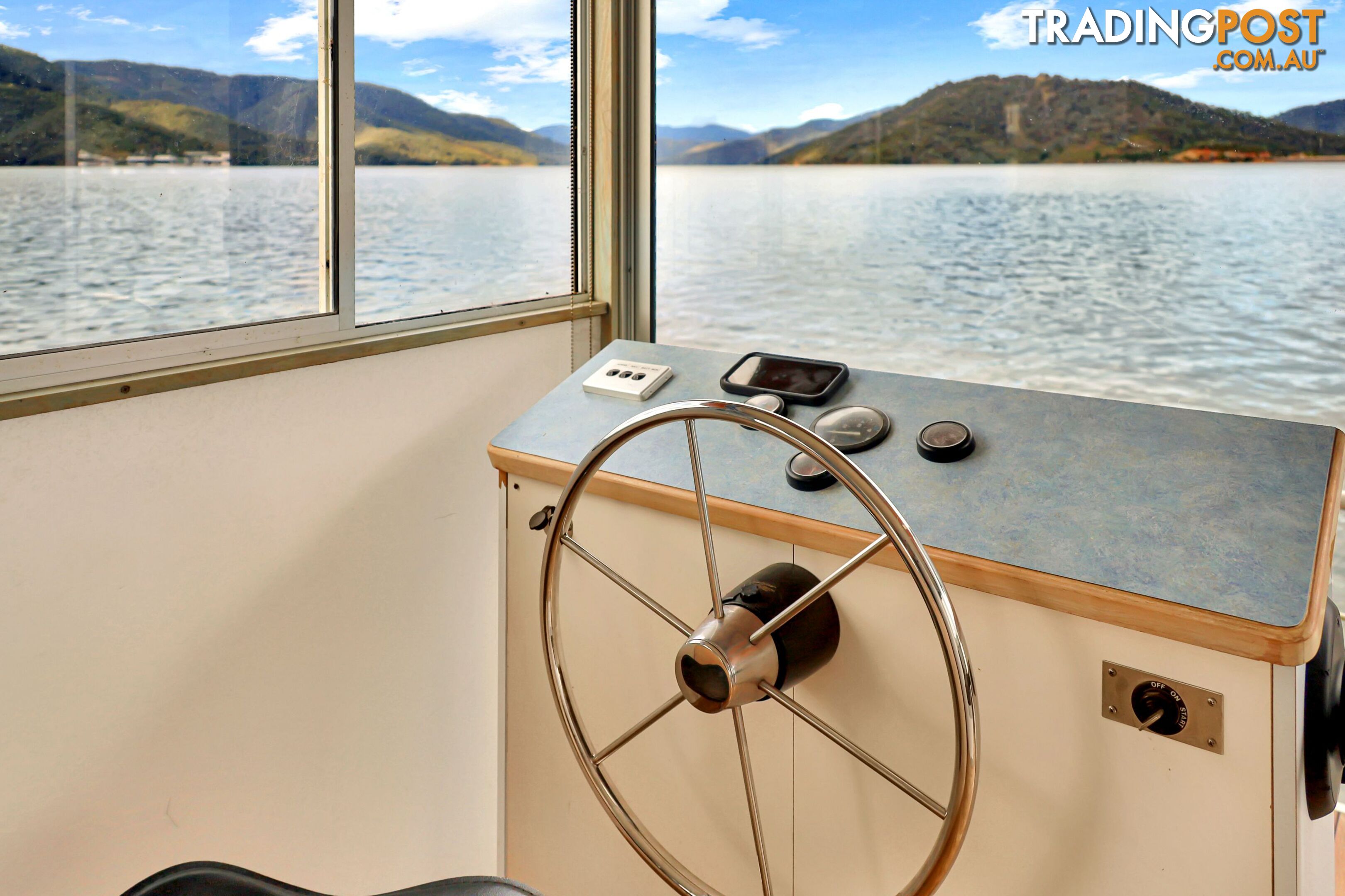 Dayz Off Houseboat Holiday Home on Lake Eildon