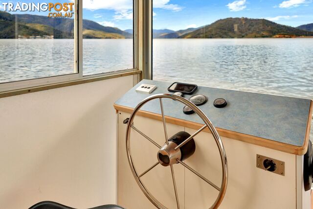 Dayz Off Houseboat Holiday Home on Lake Eildon